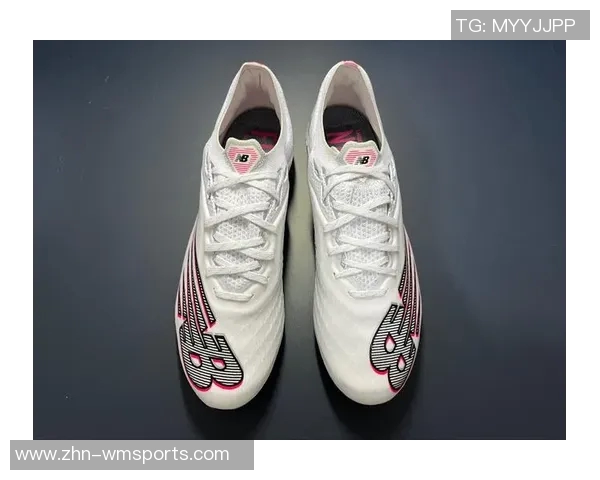 室内平底足球鞋的选择与保养技巧助你提升球场表现与舒适度 室内平底足球鞋的选择与保养技巧助你提升球场表现与舒适度